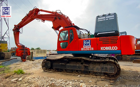 Construction of Larsen piles by hydraulic vibration hammer mounted on excavators
